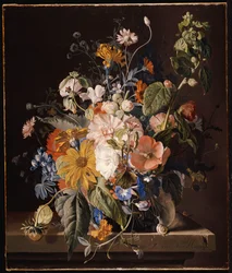 Coquelicots, roses trémières, gloire du matin, viola, marguerites, pois de senteur, soucis et autres fleurs dans un vase avec un escargot sur une corniche
