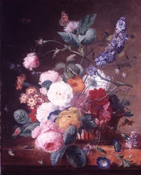 Roses, dahlia, delphinium et autres fleurs dans un panier sur un rebord de marbre