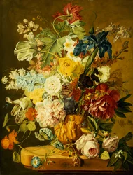 Roses, pivoines, tulipes, gloire du matin, un iris, ancolie, un pavot, jonquilles et autres fleurs dans une urne sculptée sur un rebord de pierre