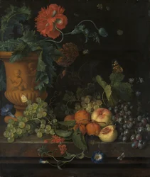 Vase en terre cuite avec fleurs et fruits