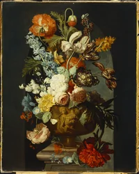 Tulipes, roses, jacinthes, auricules et autres fleurs dans une urne sculptée sur un piédestal en pierre dans une niche