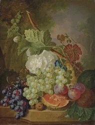 Fleurs, raisins, prunes, noix et melon sur une corniche en pierre