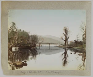 Pont et hôtel au bord du lac, lac Chūzenji, Nikko, Japon