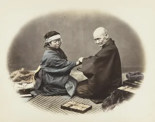 Homme et femme japonais en tenue traditionnelle
