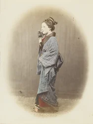 Femme japonaise en tenue traditionnelle