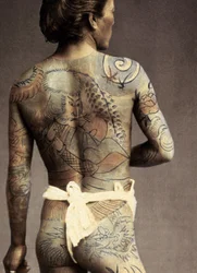 Homme avec tatouage traditionnel japonais Irezumi, c.1880