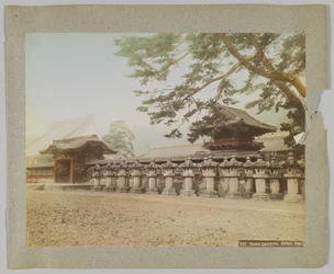 Lanternes en pierre devant un temple, parc de Shiba, Tokyo, Japon