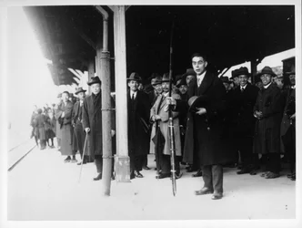 Le Révérend Richards tenant un arc, quittant la gare de Yamaguchi en 1927