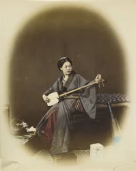 Femme jouant du shamisen