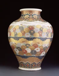 Vase Satsuma avec des chrysanthèmes, fin du 19e siècle