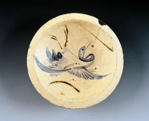 Assiette en grès émaillé utilisée par les vendeurs de nishin-zara (harengs mijotés) décorée de figures de grues dansant entre les branches de saule