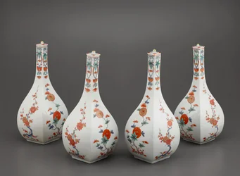 Quatre bouteilles carrées avec couvercles