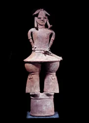Art japonais : haniwa (statuette funéraire) en terre cuite représentant un guerrier debout portant un casque. Hauteur : 1,12 m. Époque Kofun (350-550 apr. J.-C.). Paris, Musée Guimet, musée national des Arts asiatiques