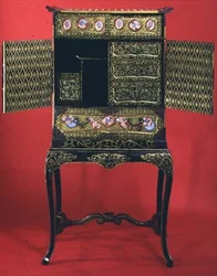 Cabinet japonais avec incrustation d