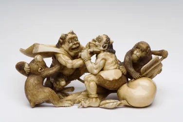 Okimono de deux démons se battant, observés par deux singes
