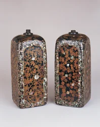 Deux rares grands tokkuri carrés, période Momoyama, fin 16ème siècle