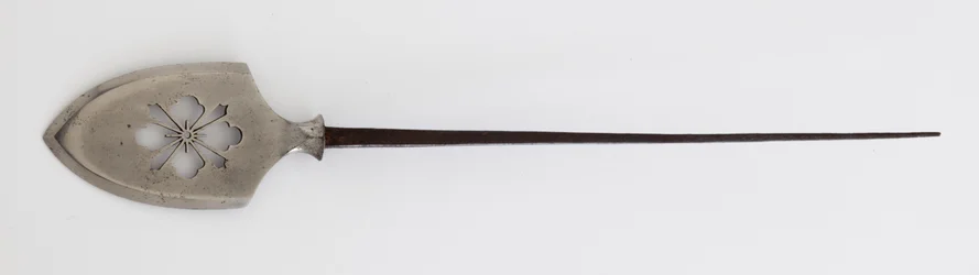 Yanone (pointe de flèche) de type plat (hirane) avec motif percé Hanabishi (acier)