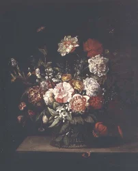 Fleurs mélangées dans un panier en osier avec des papillons, une libellule et un vulcain sur un rebord