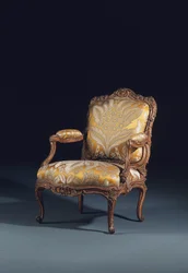 Un des deux fauteuils Louis XV à la Reine (bois et textile)