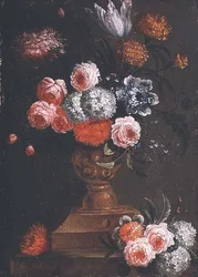 Tulipes, soucis, viorne, myosotis, roses et autres fleurs dans une urne