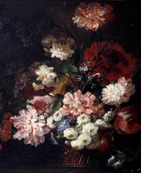 Panier de fleurs sur une table