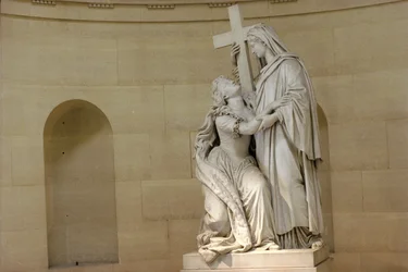 Marie-Antoinette (1755-93) tenue par la Religion, 1825 (marbre)