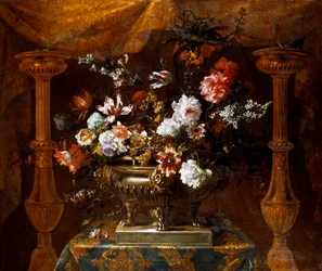 Nature morte avec des fleurs dans un vase en argent avec des brûleurs de parfum, vers 1690-99