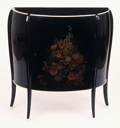 Une commode à façade bombée