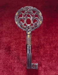Clé du bureau de Louis XV, double « L » inscrit dans un cercle