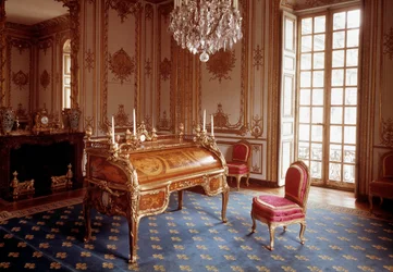 Style Louis XV : bureau à cylindres du cabinet intérieur de Louis XV réalisé par Jean François Oeben et Jean Henri Riesener 1760-1769 Versailles, musée du château