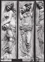 Détail des reliefs de la Fontaine des Innocents représentant des nymphes personnifiant les rivières de France