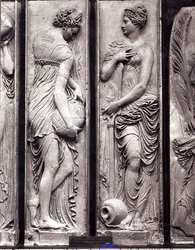 Détail des reliefs de la Fontaine des Innocents représentant des nymphes personnifiant les rivières de France