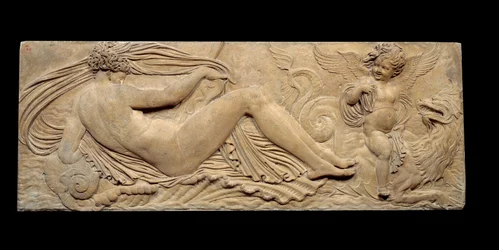 Nymphe et petit génie chevauchant un cheval marin ; Nymphe et Triton entourés de deux petits génies. Bas-relief. Sculpture en pierre par Jean Goujon (1510-1567)