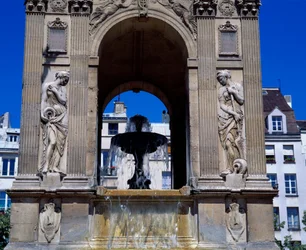Architecture : détail de la fontaine des Innocents représentant les nymphes. Conçue par les architectes Jean Goujon, Augustin Pajou et Pierre Lescot. 1546-1549. Place Joachim du Bellay, Paris