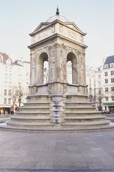 France, Paris, Fontaine des Innocents, fontaine en pierre avec marches