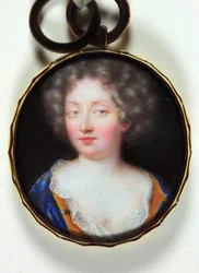 Une dame en robe bleue doublée d