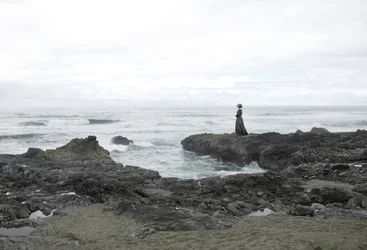 Femme solitaire face à la mer