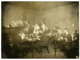 Un spaghetti dans le grenier de Grace Godwin, très réussi, à la fin de sa ligne, Greenwich Village, New York, USA, c.1917-18