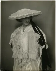 Jumble Bros ?, chapeau de lingerie et manchon, vers 1905-11