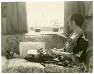 Mme Emily Post, auteur de l