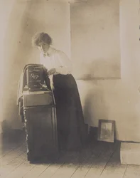 Portrait de Lillian Baynes Griffin avec son appareil photo, 1905-10