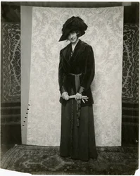 Costume en velours rouge avec jupe plissée, Arnold & Constable, vers 1905-18