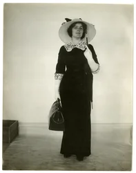 Bonne façon de porter un sac et un parapluie, vers 1905-18