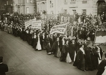 Femmes en tenue académique défilant dans une parade de suffrage à New York, 1910