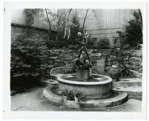 fontaine de jardin, vers 1905-40 (photo gélatino-argentique)