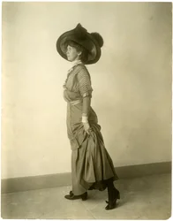 modèle avec chapeau à plumes, vers 1905-18