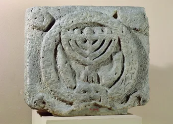 Relief représentant une ménorah, d
