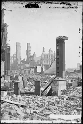 Vue depuis le coin sud-ouest des rues Dearborn et Monroe, montrant le Grand Pacific Hotel en arrière-plan et les ruines du Honore Block au premier plan après l