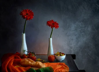 Nature morte aux gerberas rouges