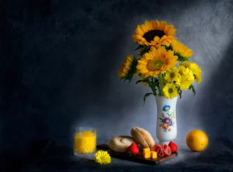 Nature morte au petit-déjeuner aux tournesols